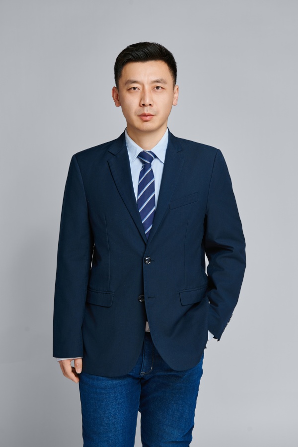 胡伟.jpg